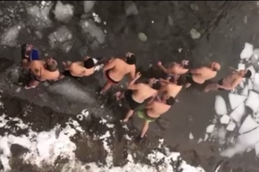 СНИМКИ! 33-годишният Мирослав Сираков извади кръста в Троян