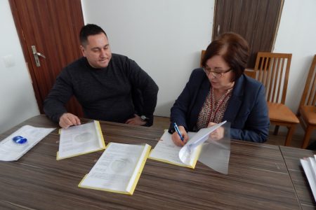 Кметът Донка Михайлова подписа договора с фирмата-изпълнител на един от най-дългоочакваните обекти – Малък пазар