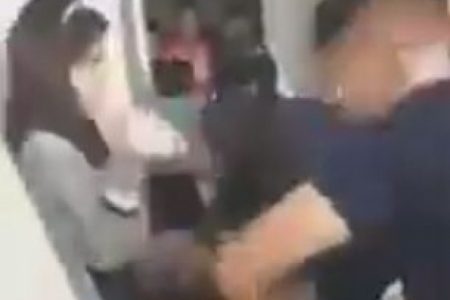 ЕКШЪН В ЛОВЕЧ! Мургави седмокласнички се скубят, псуват и налагат в час по музика, даскалът и той се включи и стана страшно