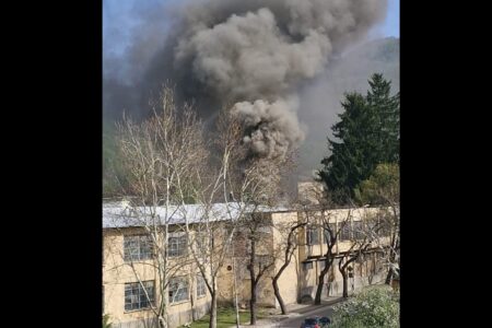 Пожар в Троян: Горят покривни панели на завод